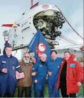  ?? (AP PHOTO/VLADIMIR CHISTYAKOV) ?? Le 2 août 2007, à bord d’un sous-matin russe, Frederik Paulsen (à g.) plonge à 4261 mètres de profondeur sous les glaces de l’Arctique pour atteindre le «vrai» pôle Nord.