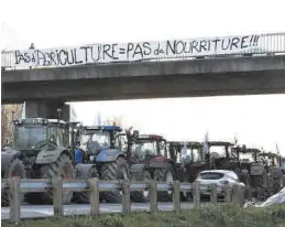  ?? ?? Los tractores tomaron y cortaron numerosas carreteras de todo el país.