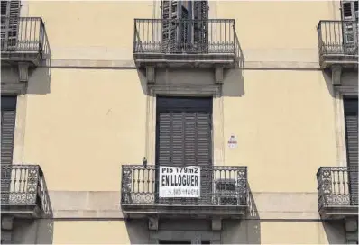  ?? David Zorrakino / Europa Press ?? Cartel con un piso en alquiler en Barcelona.