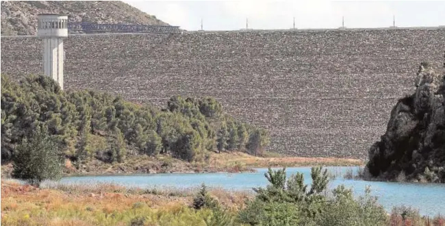  ?? FABIÁN SIMÓN ?? Vista de la presa de Mularroya (Zaragoza), a cuyos pies ya se remansa el agua mientras el embalse se la juega en los juzgados