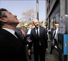  ?? (Photo Sébastien Botella) ?? Christian Estrosi (à gauche) et Stanislas Guerini (au centre) ont passé plusieurs minutes, hier matin, devant une borne d’appel d’urgence qui n’a jamais répondu.