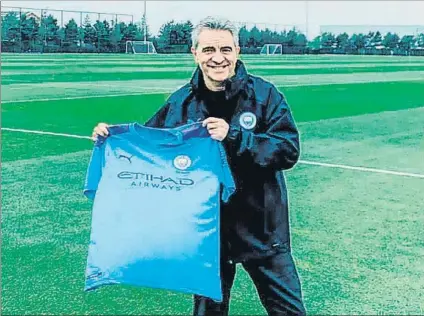  ?? FOTO: MANCHESTER CITY ?? juanma Lillo posa con la camiseta del City en las instalacio­nes deportivas del club