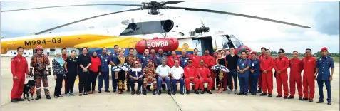  ??  ?? Soiman (seated, third left), flanked by Abdul tahab (seated, second left) and johammad Razif, joins members of the Bomba Air rnit in a photoJcall at AOB jiri.