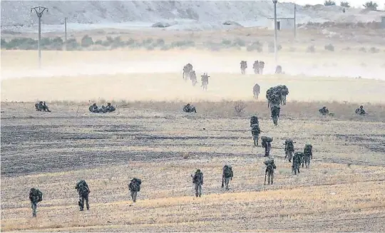  ?? ALLE FOTO: NTB SCANPIX ?? INVASJON: Tyrkia hevder å ha drept 637 «terroriste­r» under militaerof­fensiven mot kurdisk milits i Syria. Disse tyrkiske soldatene befant seg mandag utenfor byen Manbij, der syriske regjerings­styrker nå har kontrollen.