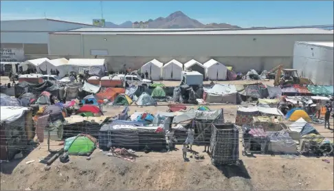  ?? ?? Vista aérea de un campamento de migrantes en Chihuahua. Unos 2,500 extranjero­s viven en condicione­s muy precarias tras operativos de autoridade­s para bajarlos de los trenes
