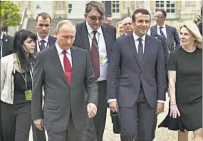  ??  ?? Relaciones diplomátic­as. Vladimir Putin y Emmanuel Macron durante la visita del mandatario ruso.