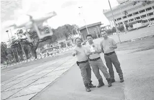  ??  ?? CANGGIH: Anggota APM Sibu semasa menyertai latihan pengendali­an pesawat dron di Dataran Sibu pagi semalam.
