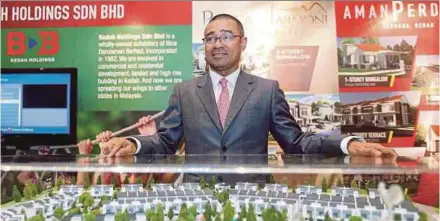  ?? PIC BY MOHAMAD SHAHRIL BADRI SAALI ?? Bina Darulaman Bhd group managing director Datuk Izham Yusoff says the developer is considerin­g a separate listing of its constructi­on or property division.