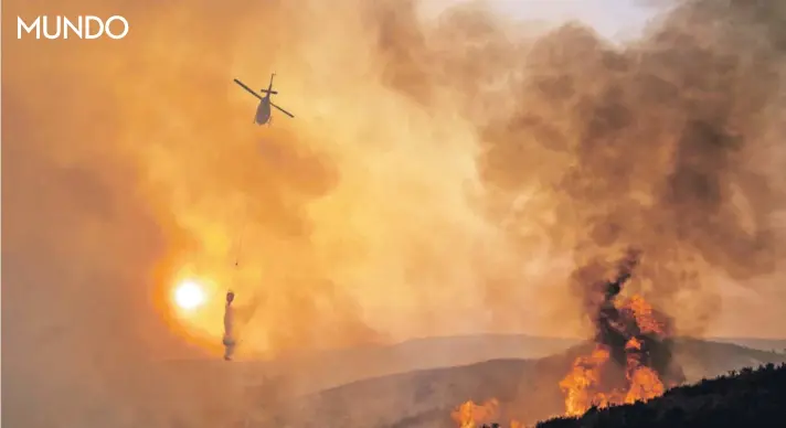  ??  ?? ► Un helicópter­o realiza labores de rescate en la zona de Mendocino, la más afectada por el incendio de los últimos días en California.