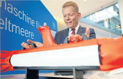  ?? REUTERS ?? Guido Kerkhoff, CEO of Thyssenkru­pp AG, poses with an underwater drone before the annual news conference in front of the company’s headquarte­rs in Essen, Germany yesterday.