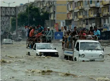 ?? FOTO: AP ?? Over 1200 har mistet livet under oversvømme­lserne i Sydøstasie­n. I den pakistansk­e by Karachi, som billedet fra i går stammer fra, meldes om mindst otte dødsofre på grund af regnen.