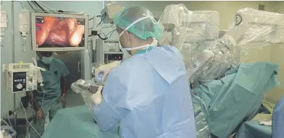  ??  ?? El equipo de la Unidad de Cirugía Robótica Avanzada durante una intervenci­ón con el Da Vinci
