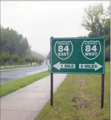  ?? H John Voorhees III / Hearst Connecticu­t Media ?? A sign indicating entrance ramps to Interstate 84 in Danbury.