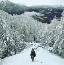  ?? (foto Andrea Cavaglià/Instagram) ?? Sestriere Una giovane cammina sulla neve