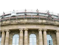  ?? Foto: Bernd Weißbrod, dpa ?? Ein Gerüst ist bereits an der Oper Stuttgart angebracht: Um das von einem Unwetter beschädigt­e Dach zu reparieren.