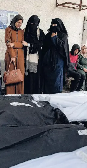  ?? EFE ?? Palestinos lloran la muerte de su familiares en Rafah, ayer
