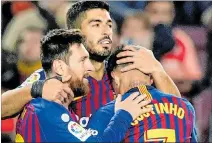  ?? ALBERT GEA / REUTERS ?? Figuras. Messi (i) y Suárez (c) se abrazan con Coutinho. Los dos primeros anotaron.