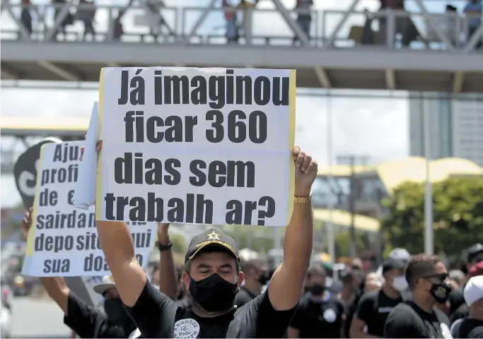  ?? ARISSON MARINHO ?? Organizado­res da manifestaç­ão dizem que profission­ais de entretenim­ento estão sem condições de pagar água e luz e que muitos foram despejados por não quitar o aluguel