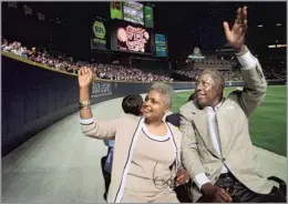  ?? John Bazemore Associated Press ?? ALL-TIME GREAT Aaron and his wife, Billye, take a lap in a golf cart around Turner Field in Atlanta on April 8, 1999, the 25th anniversar­y of his setting the home run record.