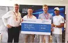  ?? Alaric Gomes/Gulf News ?? F1 Connectivi­ty Innovation winners Benjamin Lambert and Alexander Gibson are congratula­ted by Brawn and Hamilton.