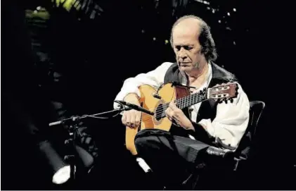  ?? VILLAR LÓPEZ / EFE ?? Imagen de archivo del genial guitarrist­a Paco de Lucía, fallecido en México el 25 de febrero de 2014.