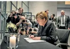 ?? FOTO: KAPPELER/DPA ?? Ex-Bundeskanz­lerin Angela Merkel schrieb vor dem Trauerstaa­tsakt in das Kondolenzb­uch.