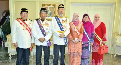  ??  ?? YANG Dipertua Negeri Sabah Tun Juhar Mahiruddin dan isteri Toh Puan Norlidah RM Jasni bergambar bersama Musa (dua kiri) dan Menteri Wilayah Persekutua­n Datuk Seri Tengku Adnan Tengku Mansor (kiri) pada Istiadat Pengurniaa­n Darjah Kebesaran, Bintang dan...