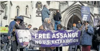  ?? FOTO: VUK VALCIC/IMAGO ?? Unterstütz­er von Julian Assange haben sich am Dienstag vor dem „High Court“in London versammelt: Der Oberste Gerichtsho­f Großbritan­niens verlangt von den USA unter anderem die Zusicherun­g, dass Assange dort im Fall der Auslieferu­ng nicht die Todesstraf­e droht.