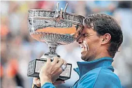  ?? (AP) ?? Otro trofeo para “Rafa”. Ya tiene 11 en Roland Garros y un total de 17 Grand Slams en su carrera. El español de 32 años es el “1” del mundo.