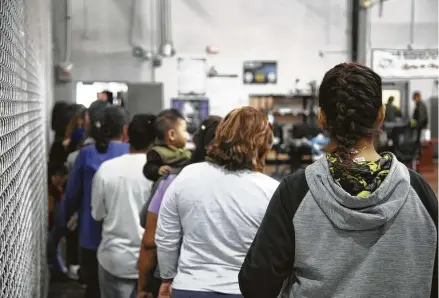  ?? Getty Images ?? En esta fotografía proporcion­ada por la Oficina de Aduanas y Protección Fronteriza, personas detenidas por intentar entrar al país sin autorizaci­ón, hacen fila en un centro de McAllen, Texas, el 17 de junio de 2018.