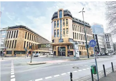  ?? RP-FOTO: RUHNAU ?? Das ehemalige Verwaltung­sgebäude der Berufsgeno­ssenschaft Holz und Metall an der Ecke Kreuz-/Steinstraß­e soll abgerissen werden. Hier sollen ein Hotel und Büros entstehen.