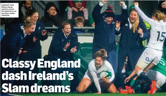  ??  ?? England’s Amy Wilson Hardy (centre) scores the opening try as her team-mates celebrate