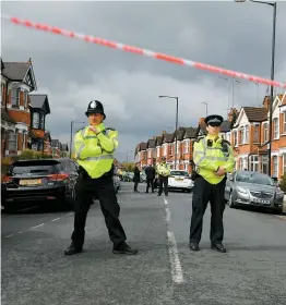  ??  ?? Une femme a été blessée par balle, hier, lors d’une opération antiterror­iste menée par la police dans un quartier londonien.