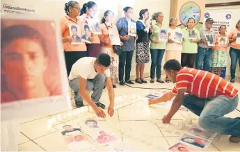  ??  ?? CONMEMORAC­IÓN. Los familiares recordaron a sus parientes a través de fotografía­s.