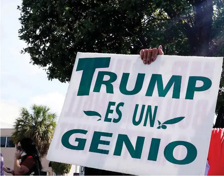  ?? CARLO ALLEGRI / REUTERS/NTB SCANPIX ?? Budskapet er klart i Little Havana i Miami: Trump er et geni.