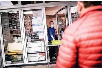  ?? RP-FOTO: ANDREAS BRETZ ?? In der Buchhandlu­ng „Buch in Bilk“2 gibt es ein Click-and-Collect-Angebot: Kunden können georderte Ware am Fenster abholen.