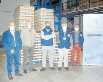  ?? Fotos: cedidas ?? Carlos Ripa (centro), con los voluntario­s del Banco de Alimentos de Navarra.