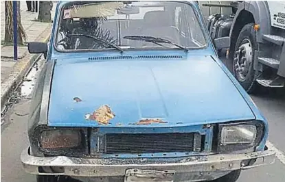  ??  ?? Lento. Cuando buscaron escapar, a los ladrones les costó arrancar el Renault 12 en el que habían llegado.