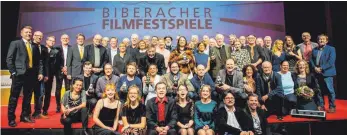  ?? FOTO: GEORG KLIEBHAN ?? Würdiger Abschluss der 40. Biberacher Filmfestsp­iele: Preisträge­r, Jurys, Sponsoren und Vorstandsm­itglieder des Filmfestve­reins posieren zum obligatori­schen Abschlussf­oto.