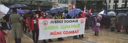  ??  ?? Pour une justice sociale et une justice climatique