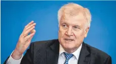  ?? FOTO: DPA ?? Innenminis­ter Horst Seehofer (CSU) hat über die Ausweisung von 69 Afghanen gescherzt – das bringt ihm nun scharfe Kritik ein.