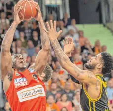  ?? FOTO: DPA ?? Auch MVP Raymar Morgan (li.), hier gegen D.J. Kennedy, konnte die Niederlage in der Overtime nicht verhindern.