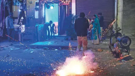  ?? AFP ?? People set off fireworks while celebratin­g Diwali in New Delhi. India’s top court yesterday eased a ban on fireworks for the upcoming Hindu festival of lights, despite air pollution in New Delhi and other cities again reaching danger levels.