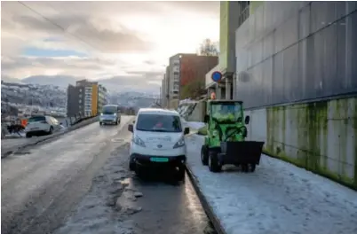  ??  ?? Mads Erichsen sliter med å få vekk isen på fortauene ved borettslag­et, mens han snur hodet frem og tilbake for å passe på parkerte biler.