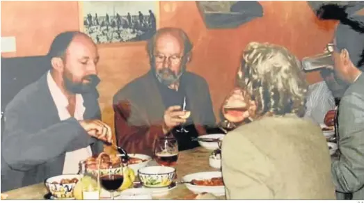  ?? D. S. ?? Francisco Correal y José Manuel Caballero Bonald, en una imagen de archivo. En ese almuerzo también estaba Alfredo Bryce Echenique.