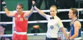  ?? AFP ?? ▪ India's Sakshi (L) beat England’s IvyJane Smith in the bantamweig­ht final.