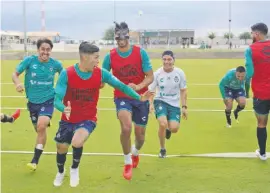  ??  ?? Los Guerreros entrenaron de buen humor, previo a su partido contra el Tibu.