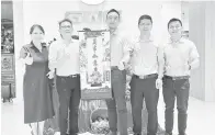 ?? ?? RAIKAN: Hong (dua kiri) bersama Liu (tiga kanan) menunjukka­n tulisan kaligrafi sempena rumah terbuka Tahun Baharu Cina YLH di Kuching, semalam. Turut kelihatan pasukan pengurusan YLH Autoworld lain, Pengarah Eksekutif Hong Siew Hua (kiri), Pengurus Pengurusan Jualan Leon Zhang (dua kanan) dan Penyelaras Pengurusan Hong Sheng Chiao (kanan).