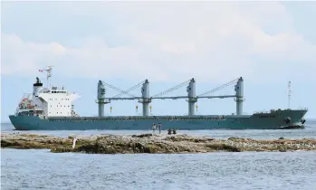  ?? ALEXANDRE SHIELDS LE DEVOIR ?? Les navires qui exporteron­t le gaz naturel liquéfié en passant par le Saguenay seront deux fois plus imposants que ce vraquier, photograph­ié à l’embouchure du fjord.