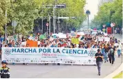  ?? Agencia Reforma ?? Los manifestan­tes realizaron su recorrido lanzando consignas como “No al recorte, sí a la ciencia”./Foto: